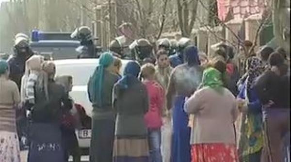 politisti atacati de tigani la sintesti oamenii legii au ajuns la spital