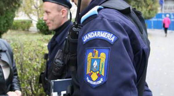 campeni peste 1 000 de persoane i au blocat inauntrul localului pe parlamentarii din comisia rosia montana au fost mobilizati jandarmii