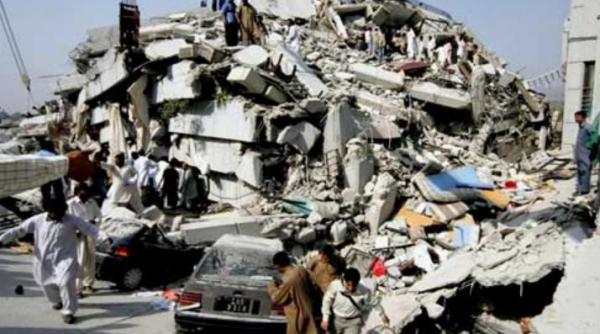 cutremurul violent din pakistan a ucis peste 200 de oameni si a dus la aparitia unei insule in marea arabiei