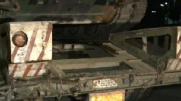 tanc lovit de tir pe autostrada soarelui