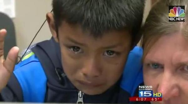 iti frange inima reactia incredibila a unui baietel in momentul in care aude pentru prima data vocea parintilor lui video