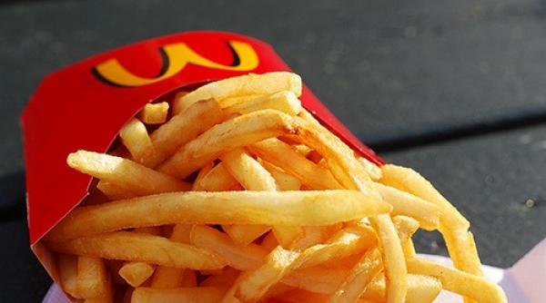 mcdonald s va incepe sa ofere clientilor optiunea de a inlocui cartofii prajiti cu salata fructe sau legume