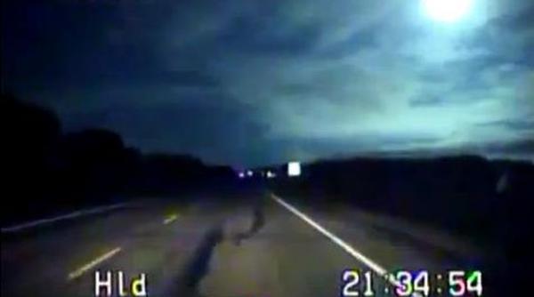 si s a facut lumina momentul spectaculos in care un meteorit brazdeaza cerul canadei in plina noapte video