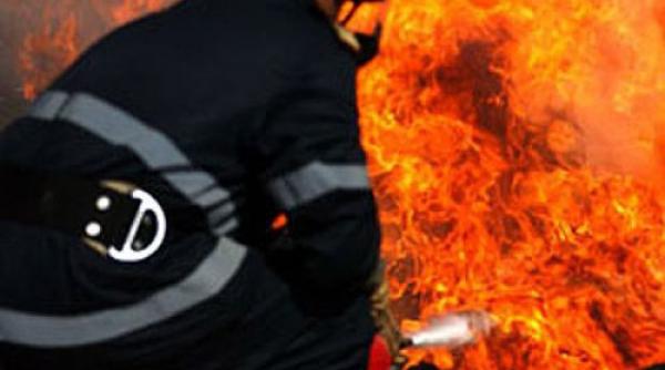 incendiu pe platforma aro campulung flacarile au cuprins un depozit de deseuri toxice printre care si cianuri