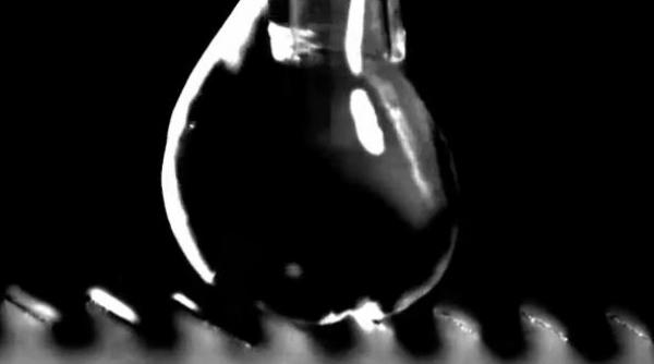 uluitorul fenomen leidenfrost ce se intampla cu picaturile de apa pe o suprafata fierbinte cu margini zimtate video