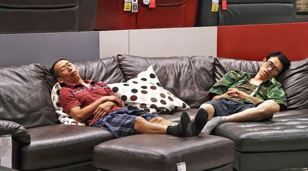 chinezii merg la ikea pentru a si face siesta