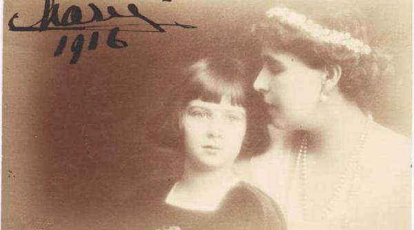 regina maria mama ne ocrotise ca o ciobanita plina de grija