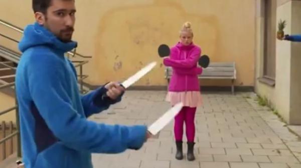 incredibil cutite azvarlite cu paleta de ping pong video