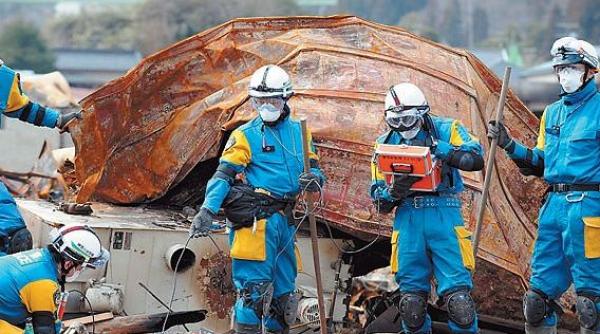 sase muncitori de la fukushima stropiti accidental cu apa radioactiva