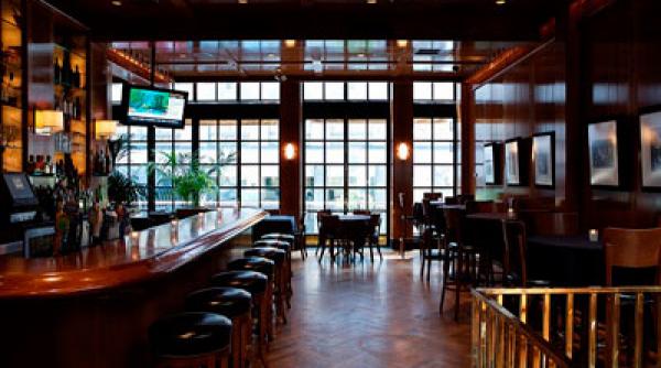 doi rusi au pus un pariu inedit intr un bar de lux din londra ce a urmat l a uimit pana si pe patron