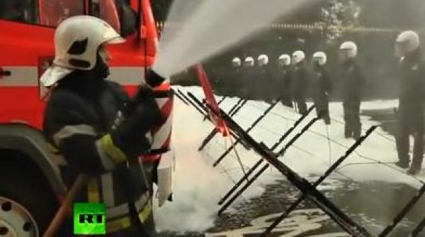 spumos cum arata o confruntare civilizata intre politie si pompieri video