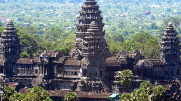 zeci de morti si peste o suta de raniti in apropierea unui templu din centrul indiei