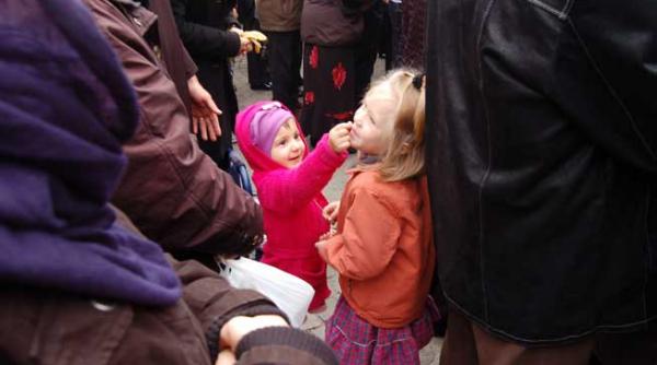 sarmale si credinta la moastele sfintei parascheva de vineri pana luni pe esplanada din curtea mitropoliei din iasi au venit peste 130 000 de credinciosi