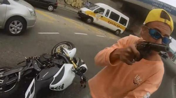 unui motociclist ii este furata motocicleta in trafic ce a urmat este incredibil video