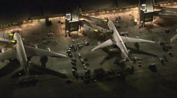 alerta cu bomba pe aeroportul din los angeles un dispoziv exploziv a fost gasit sub un avion