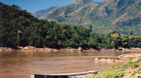 tragedie aviatica in laos 39 de oameni au murit dupa ce avionul in care se aflau s a prabusit in fluviul mekong