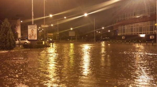 bilantul inundatiilor din arges 81 de gospodarii inundate 4 000 de oameni fara curent