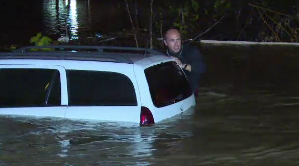dezastru in arges in urma ploilor torentiale la pitesti pe unele strazi apa atinge si 2 metri