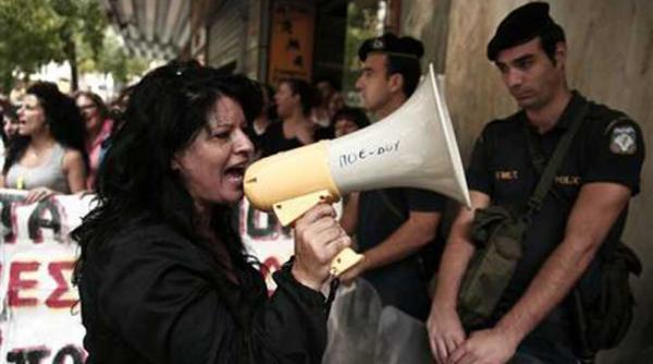 un sindicat din grecia isi bate joc de ministrul de finante i a facut donatie de alimente pentru mama si pentru soacra