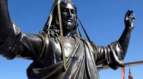 impresionanta statuie a lui hristos construita in siria poate fi vazuta din liban palestina si israel