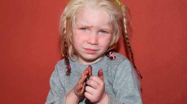 al cui este ingerul blond gasit in tabara de romi din grecia