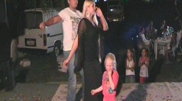 ingerul blond fetita gasita intr o tabara de romi din grecia apare dansand in doua inregistrari video