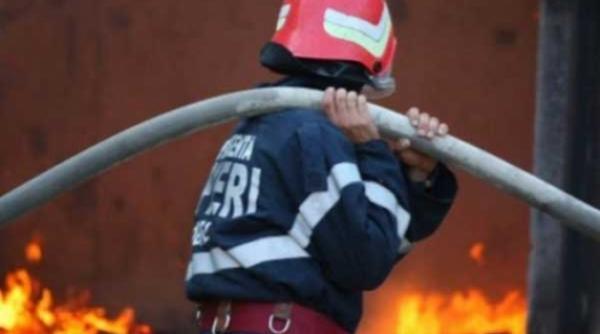 incendiu puternic intr un imobil din capitala exista riscul ca focul sa se exitinda la o cladire invecinata