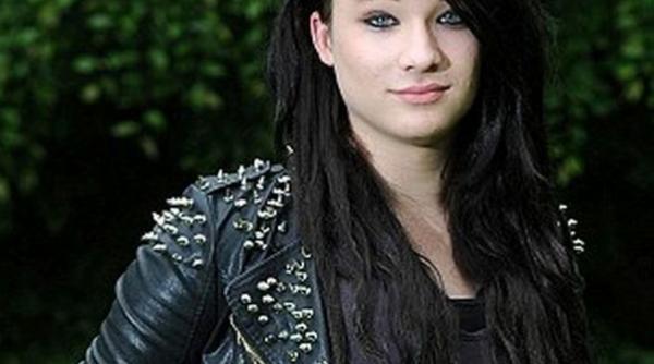 toti baietii din liceu fug de ea secretul pe care il ascunde i a ingrozit si profesorii o evita acum