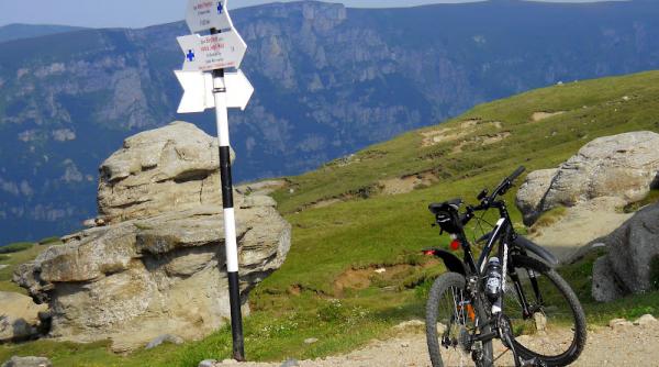 o tanara care se plimba cu bicicleta pe un versant al masivului bucegi a cazut in cap fata a fost dusa de urgenta la spital