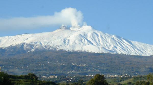 vulcanul etna arunca lava si cenusa eruptia provocata de trei cutremure