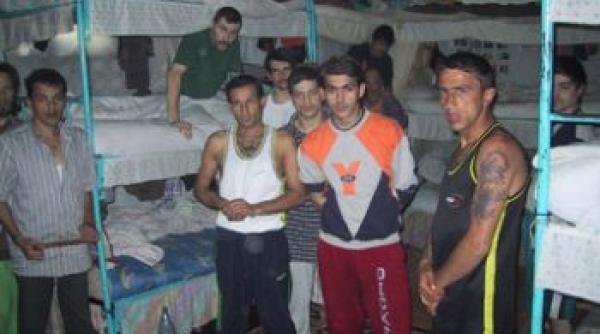 zeci de telefoane mobile cartele telefonice acumulatori si incarcatoare gasite la detinutii din penitenciarul poarta alba