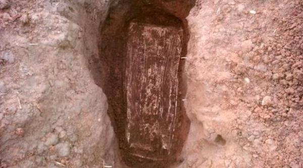 descoperire incredibila pe un camp din marea britanie ce a gasit un vanator de comori intr un sicriu vechi de 1 700 de ani