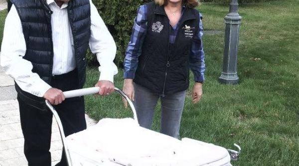 la plimbare cu bunicul traian basescu si a scos nepotica la plimbare