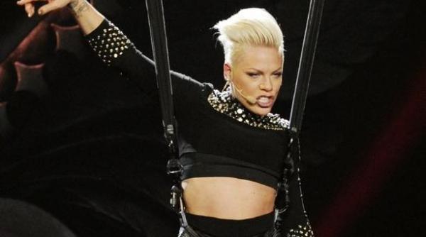 p nk are probleme cu vocea artista si a amanat trei concerte programate in canada