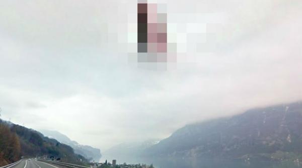 imagine bizara surprinsa pe google earth ce apare deasupra autostrazii a5 in elvetia