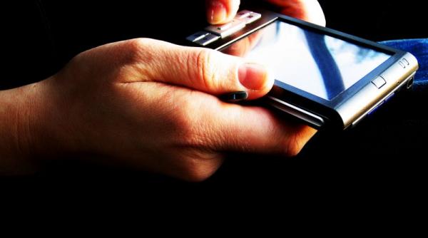 te bucuri de wi fi gratuit fii atent la omul cu laptopul de la masa vecina