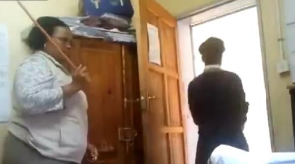 o profesoara i a zapacit elevii cu bataia au intarziat cinci minute video