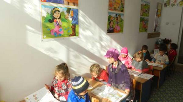 scolarii din liteni nu vor mai invata imbracati cu paltoane cu caciulile pe cap si manusile pe maini