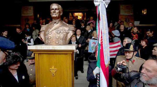la budapesta a fost dezvelit un bust al lui miklos horthy sute de persoane au manifestat pro si antiinaugurarea bustului