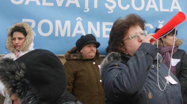 primul pas spre blocarea anului scolar peste 1 000 de sindicalisti din educatie picheteaza luni parlamentul