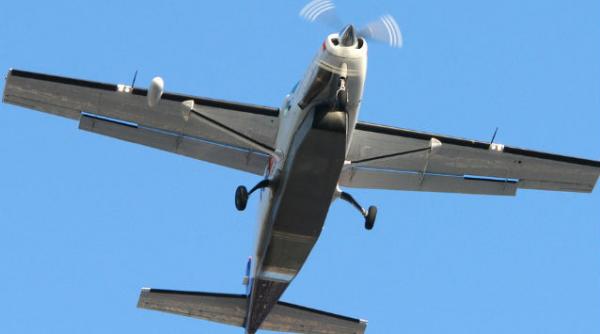 doua avioane s au ciocnit in aer calatorii au scapat parasutandu se printre resturile uneia dintre aeronave