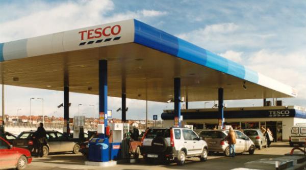 fetele clientilor tesco scanate pentru a se stabili ce reclame li se ofera pe un ecran in timp ce stau la coada