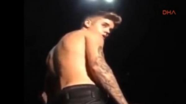 justin bieber a enervat din nou fanii artistul lovit cu o sticla a scapat microfonul din mana video
