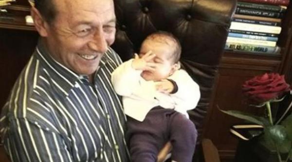 mesajul elenei basescu catre traian basescu pe facebook la multi ani tati