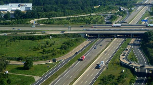 germania ar putea introduce o taxa de autostrada de pana la 100 de euro pe an pentru soferii straini