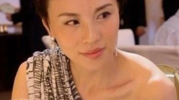 o femeie din china a fost condamnata la moarte pentru o frauda bancara de 200 milioane dolari video