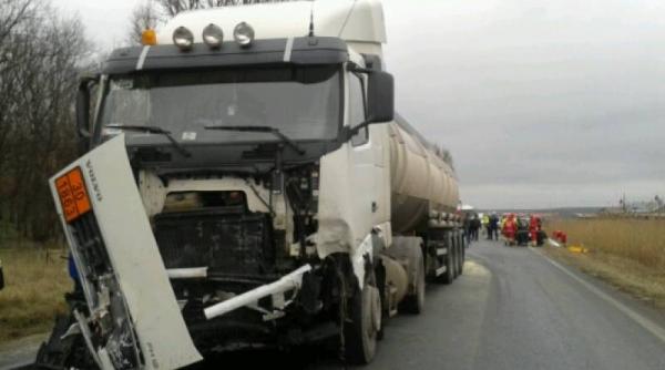 accident grav pe dn68 a o persoana a fost ranita dupa ce o cisterna a intrat intr un autoturism