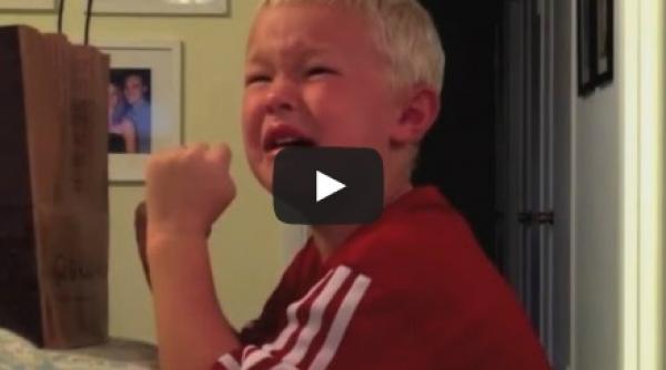 nu te poti opri din ras cum reactioneaza copiii cand afla ca parintii le au mancat dulciurile primite de halloween