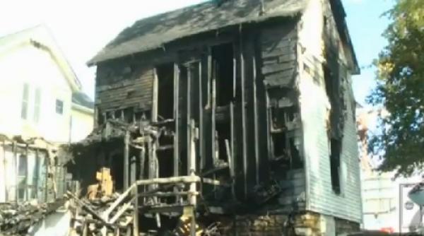 un tata a vrut sa i salveze fiul din casa care ardea ce i au facut poli i tii video