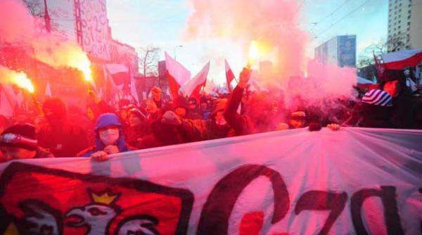 manifestatii violente la varsovia extrema dreapta ataca politia si cere demisia guvernului video